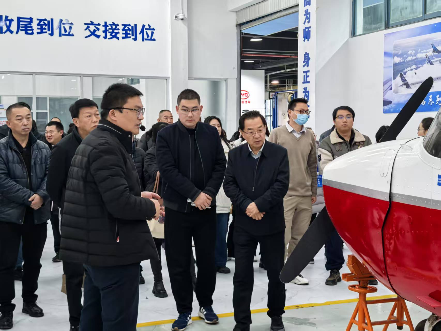 参观实训中心.jpg 参观实训中心.jpg