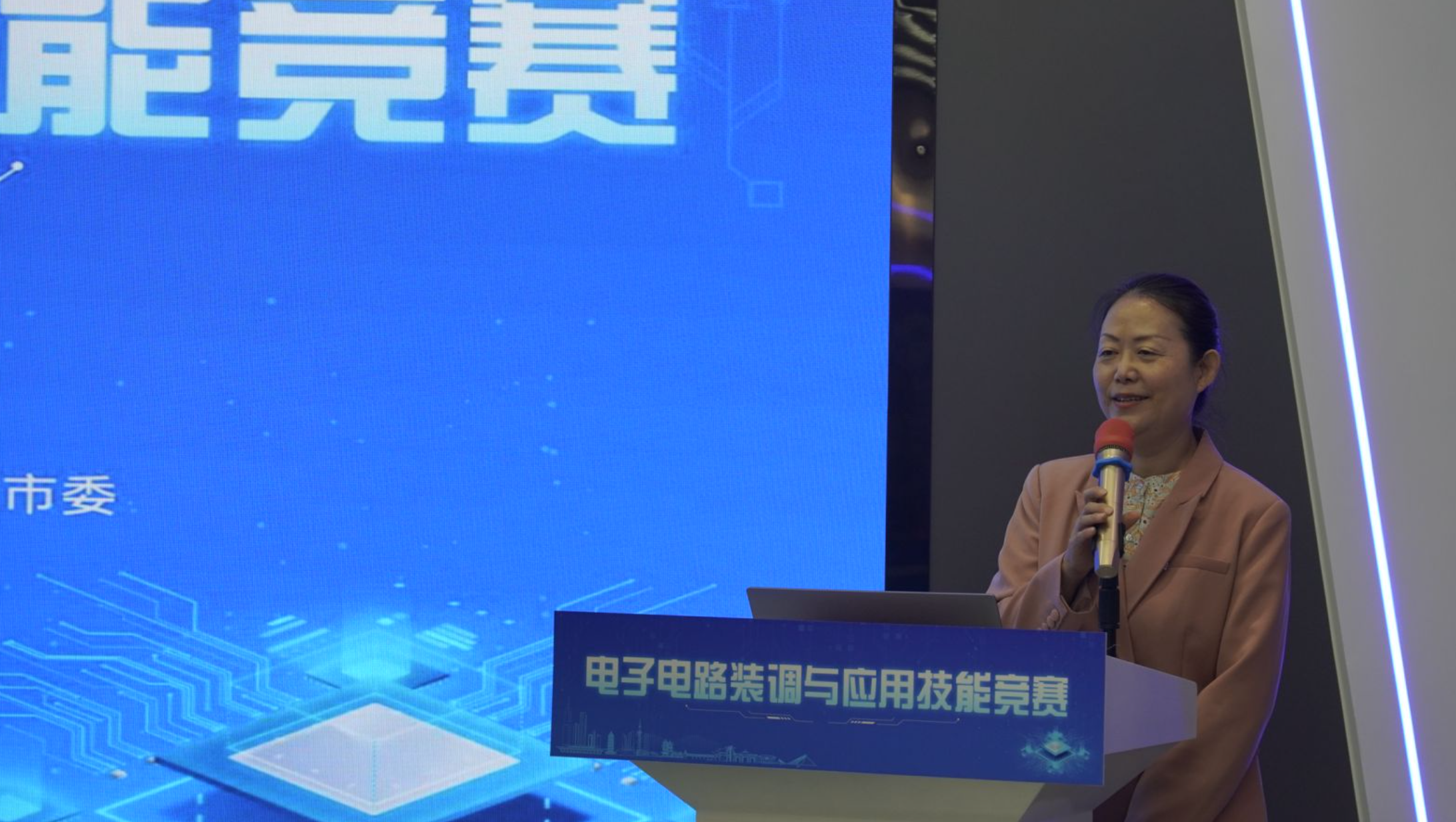 傅晓俊宣布比赛开始.png 傅晓俊宣布比赛开始.png