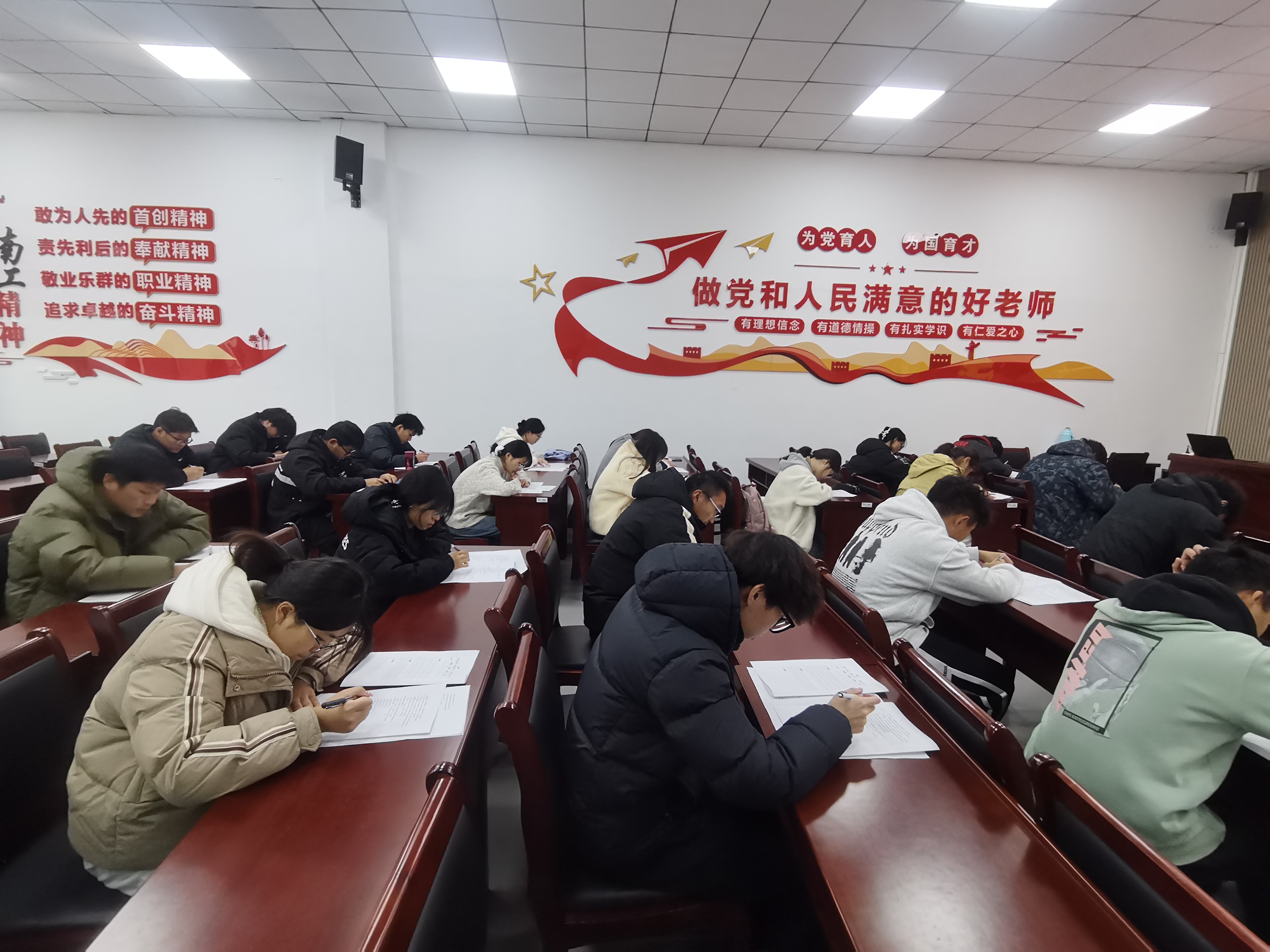 答题现场.jpg 答题现场.jpg